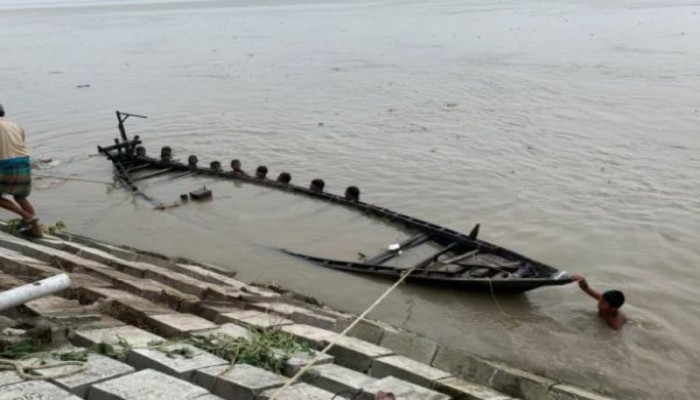 Sudden storm batters Padma in Rajshahi, 20 boats sink