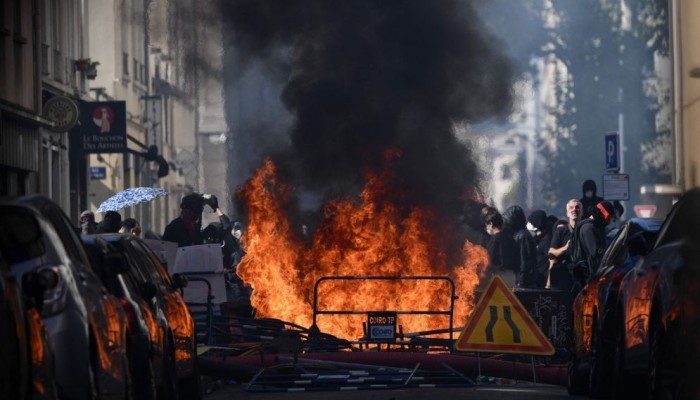 Tens of thousands demand better education in France