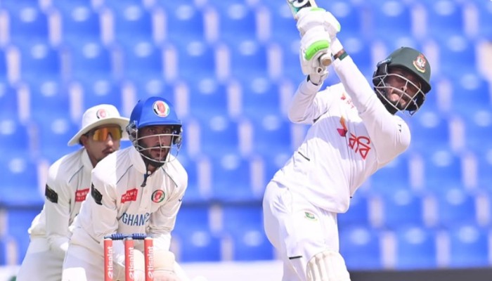 ​B'desh end first day on 317/8 after batting collapse