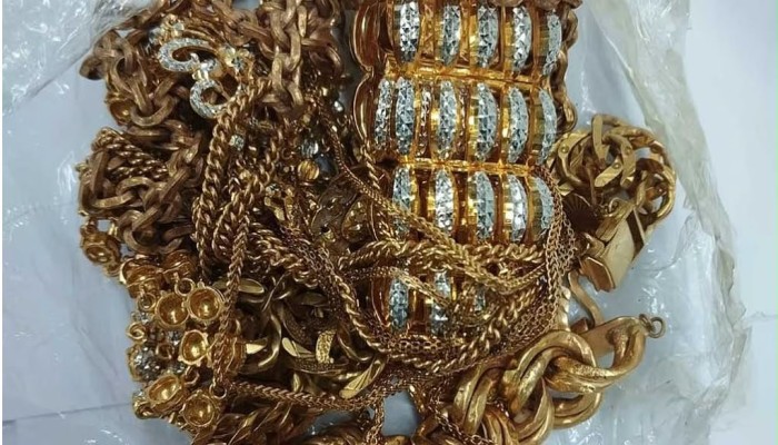 733gm of gold seized at 2 airports
