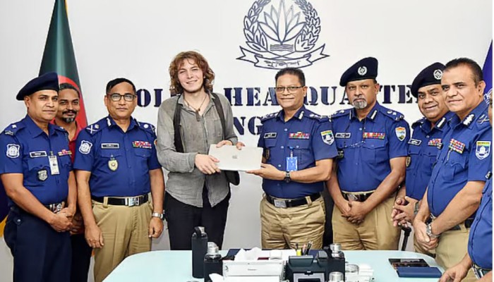 At last, the ​German tourist gets his stolen laptop back