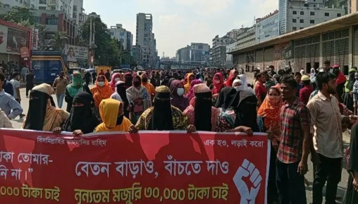 ​Uttara garment workers block Dhaka-M’singh highway for wage hike