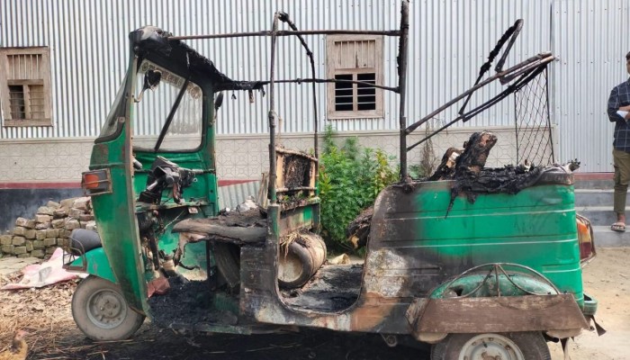 Auto-rickshaw sets on fir in Sirajganj