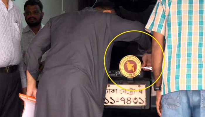 Ishraq himself removes official logo from vehicle