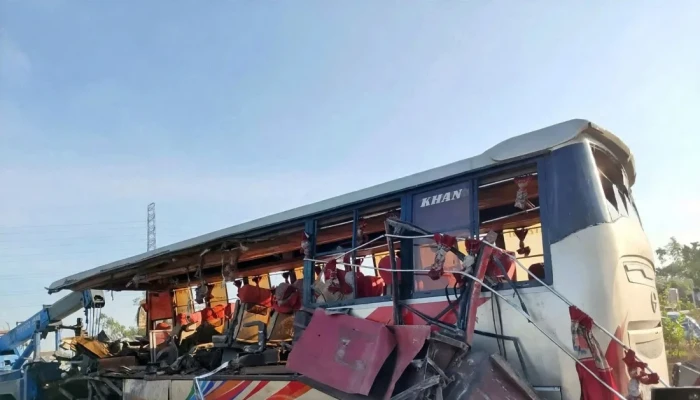 ​4 killed as night coach crashes into parked drum truck in Rangpur