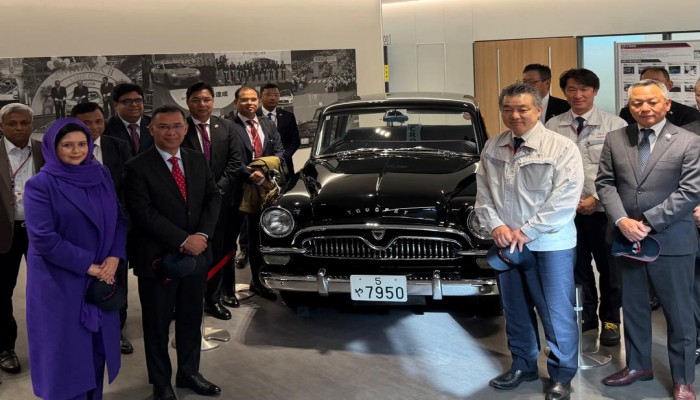 PM visits Toyota's Motomachi factory in Japan